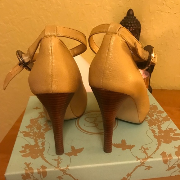 BCBGirls gold peep toe shoes - Picture 3 of 5